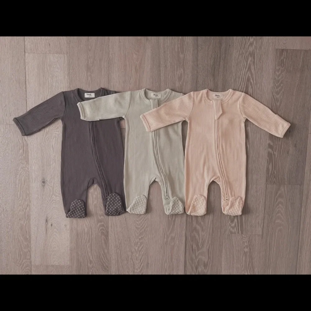 DESERT SAND | Blush Lotus ribbed organic baby gender neutral footie - Picture 3 of 3